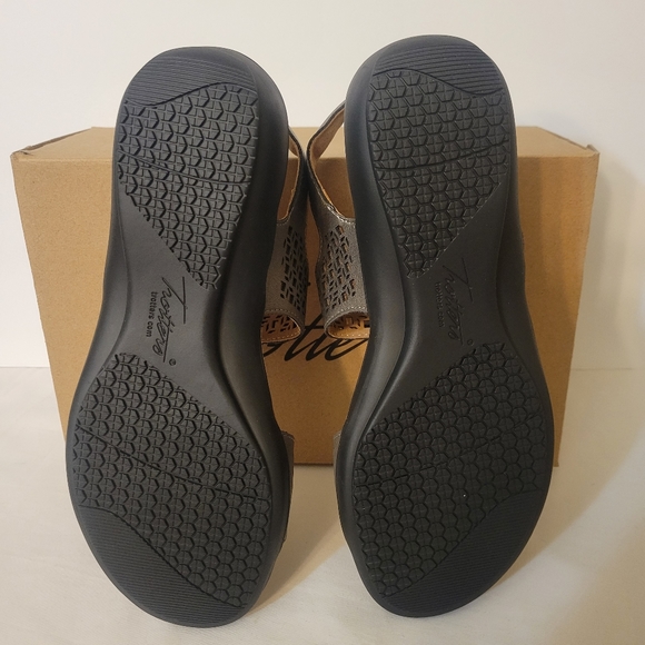 Trotters Romi Pewter Slingback Sandals - Picture 6 of 10